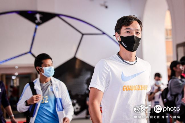 当教练要我去做一些不同的事情时，整个球队都会用不同的方法来做出适应。